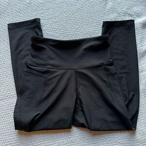 Old Navy Active Black Cropped Powersoft Leggings with Pockets Size M